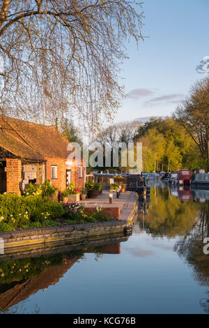 Narrowboats im Canal Basin auf der Oxford Canal Thrupp Oxfordshire England Stockfoto