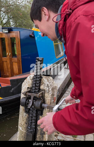 Taste Lock griff Ankerwinsch canal boating Oxford Canal Oxfordshire England Stockfoto