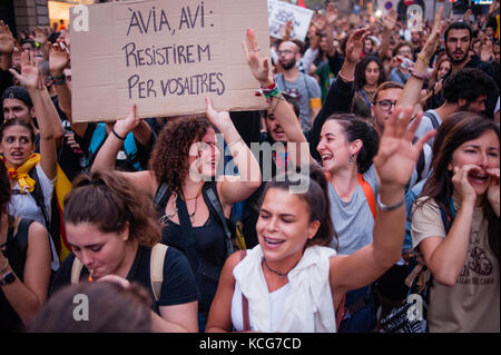 Dienstag, 3. Oktober 2017. Barcelona, Katalonien. Referendum in Katalonien. Menschen versammelten sich in Barcelona. Studenten protestieren in der Via Laietana. Als Reaktion Stockfoto