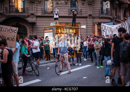 Dienstag, 3. Oktober 2017. Barcelona, Katalonien. Referendum in Katalonien. Menschen versammelten sich in Barcelona. Studenten protestieren in der Via Laietana. Als Reaktion Stockfoto