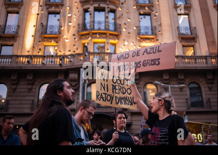 Dienstag, 03. Oktober 2017. Barcelona, Katalonien. katalanisch Referendum. Menschen in Barcelona versammelt. Studenten protestieren in der Via Laietana Straße. Als reagieren Stockfoto