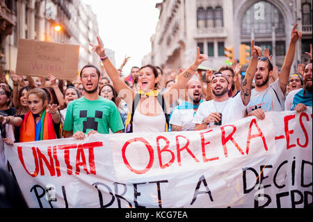 Dienstag, 03. Oktober 2017. Barcelona, Katalonien. katalanisch Referendum. Menschen in Barcelona versammelt. Studenten protestieren in der Via Laietana Straße. Als reagieren Stockfoto