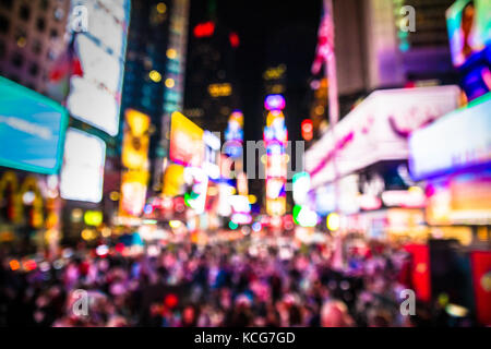 Defokussierten Unschärfe der Times Square in New York City Midtown Manhattan bei Nacht mit Licht und Menschen. Stockfoto