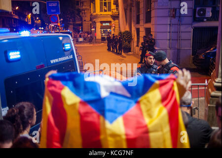 Dienstag, 3. Oktober 2017. Barcelona, Katalonien. Referendum in Katalonien. Menschen versammelten sich in Barcelona. Leute protestieren vor der Policia National Stockfoto