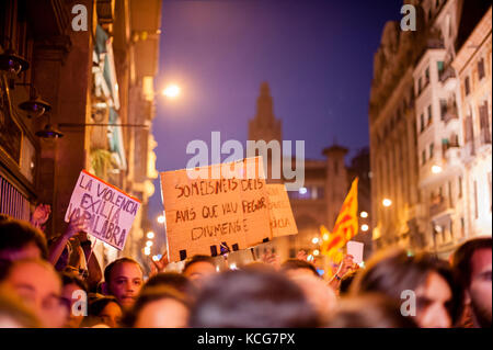 Dienstag, 3. Oktober 2017. Barcelona, Katalonien. Referendum in Katalonien. Menschen versammelten sich in Barcelona. Leute protestieren vor der Policia National Stockfoto