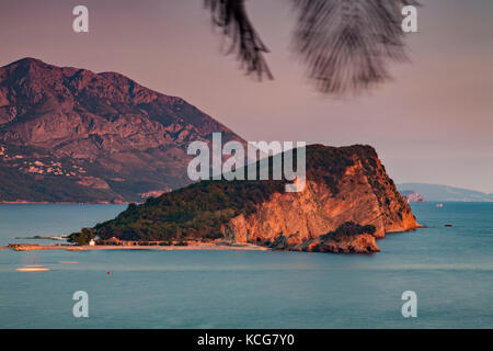 Die Insel Sveti Nikola, an der Küste von Budva, Montenegro. Stockfoto