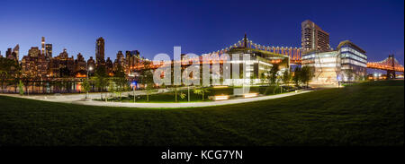 Panoramablick auf die Cornell Tech Campus auf Roosevelt Island in der Dämmerung. New York City Stockfoto