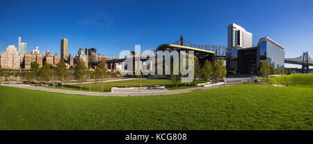 Sommer Panorama der Cornell Tech Campus auf Roosevelt Island mit der Queensboro Bridge. New York City Stockfoto