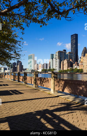 Sommer Blick auf Manhattan Midtown East Wolkenkratzer von Roosevelt Island mit dem East River. New York City Stockfoto