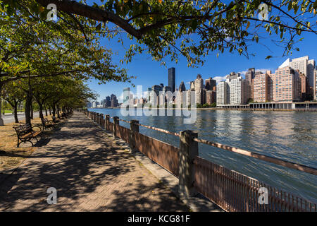 Sommer Blick auf Manhattan Midtown East Wolkenkratzer von Roosevelt Island mit dem East River. New York City Stockfoto