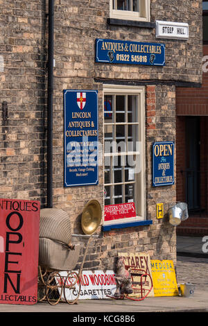 Einen alten Kinderwagen außerhalb Antiquitäten Shop steilen Hügel Lincoln Lincolnshire, England Stockfoto