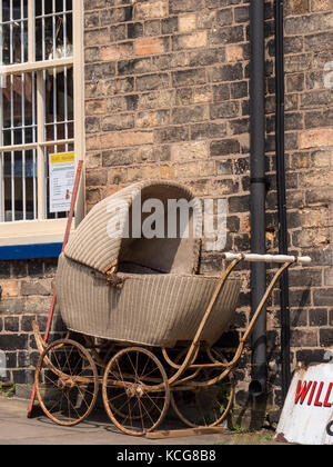 Einen alten Kinderwagen außerhalb Antiquitäten Shop steilen Hügel Lincoln Lincolnshire, England Stockfoto