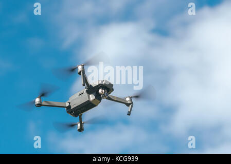 Mann hand mit Fernbedienung und mit Quad copter auf natürlichen Hintergrund Stockfoto