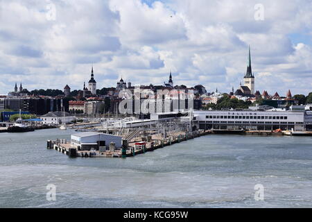 Hafen von Tallinn, Estland vom Meer aus gesehen Stockfoto