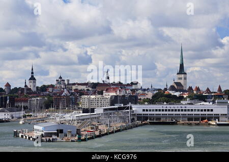 Hafen von Tallinn, Estland vom Meer aus gesehen Stockfoto