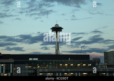Ein Office Block & Space Needle in Seattle in der Dämmerung, am frühen Abend, USA Stockfoto