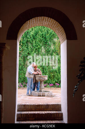 Touristen in einem Innenhof. Viana Palace, Cordoba, Spanien. Stockfoto