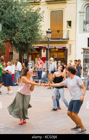 Pärchen tanzen Europa, an einem Sommerabend in der Altstadt von Valencia genießen Paare eine Tanzstunde im Stil der 1940er Jahre, während die Menschen in Cafés auf Spanien schauen Stockfoto