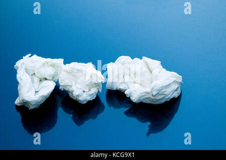 Drei Bündel von Papier auf blauem Hintergrund. Stockfoto