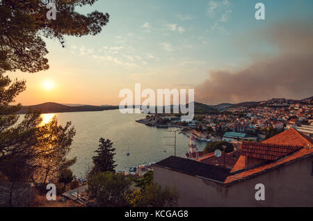Atemberaubende Aussicht auf Sibenik mit einem tollen Sonnenuntergang Stockfoto