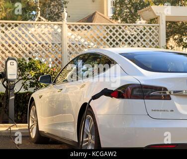 Elektroauto Aufladen, Cheshire Cat Inn, Santa Barbara, CA. Stockfoto