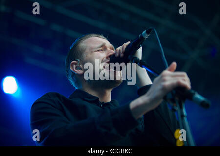 Die britische Indie-Rockband Wild Beasts spielt ein Live-Konzert beim norwegischen Musikfestival Bergenfest 2014. Hier wird Sänger und Songwriter Hayden Thorpe live auf der Bühne abgebildet. Norwegen, 13/06 2014. Stockfoto