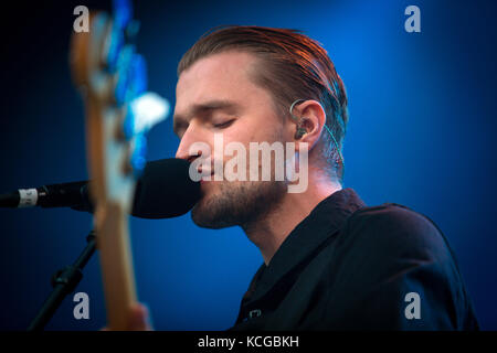 Die britische Indie-Rockband Wild Beasts spielt ein Live-Konzert beim norwegischen Musikfestival Bergenfest 2014. Hier wird Sänger und Songwriter Hayden Thorpe live auf der Bühne abgebildet. Norwegen, 13/06 2014. Stockfoto