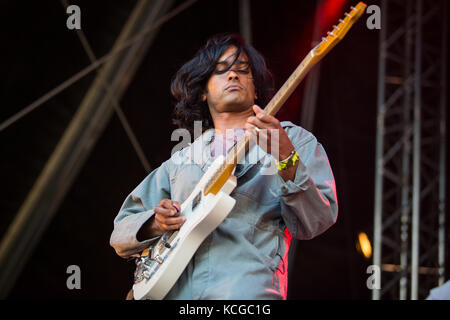 Die amerikanischen experimentellen pop band Yeasayer führt ein Live Konzert in der norwegischen Musik Festival Bergenfest 2016. Hier Gitarrist Anand Wilder wird gesehen, live auf der Bühne. Norwegen, 15/06 2016. Stockfoto