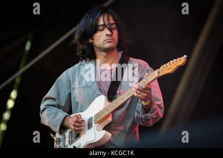 Die amerikanischen experimentellen pop band Yeasayer führt ein Live Konzert in der norwegischen Musik Festival Bergenfest 2016. Hier Gitarrist Anand Wilder wird gesehen, live auf der Bühne. Norwegen, 15/06 2016. Stockfoto