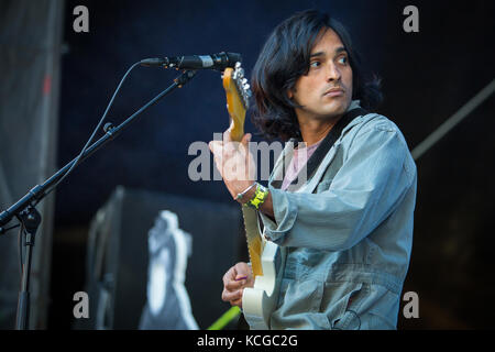 Die amerikanischen experimentellen pop band Yeasayer führt ein Live Konzert in der norwegischen Musik Festival Bergenfest 2016. Hier Gitarrist Anand Wilder wird gesehen, live auf der Bühne. Norwegen, 15/06 2016. Stockfoto