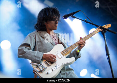 Die amerikanischen experimentellen pop band Yeasayer führt ein Live Konzert in der norwegischen Musik Festival Bergenfest 2016. Hier Gitarrist Anand Wilder wird gesehen, live auf der Bühne. Norwegen, 15/06 2016. Stockfoto