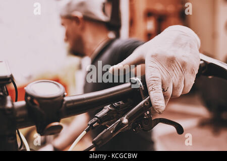 Fahrrad Mechaniker in einer Werkstatt in die Reparatur. Stockfoto