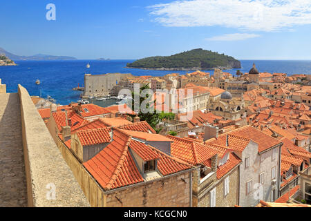 Dubrovnik Altstadt und weit entfernten Insel Lokrum von den Stadtmauern, Kroatien, UNESCO-Weltkulturerbe, Dalmatien, Dalmatinische Küste, Europa. Stockfoto