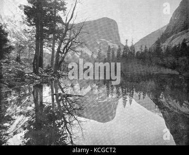 Vereinigten Staaten von Amirca, Landschaft am kleinen Spiegel See, am Tenaya Creek im Yosemite National Park, in Tenaya Canyon direkt zwischen Nord Kuppel und Half Dome, Kalifornien, digital verbesserte Reproduktion einer historischen Foto aus dem (geschätzten) Jahr 1899 gelegen Stockfoto