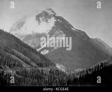 Kanada, Berglandschaft, Mount Ross in der Provinz Alberta, digital verbesserte Reproduktion einer historischen Foto aus dem (geschätzten) Jahr 1899 Stockfoto