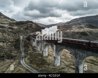 Dampfzug auf der berühmten glenfinnan Viadukt Stockfoto