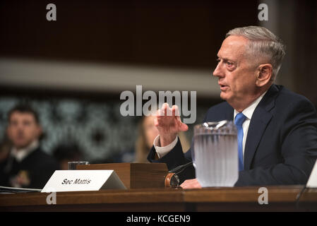 Verteidigungsminister Jim Mattis bezeugt, während der Senat Armed Services Committee Anhörung auf dem Capitol Hill, Oktober 3, 2017. Stockfoto