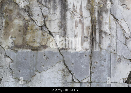 Alte, beschädigte und Risse in der Wand mit echten Einschusslöcher aus dem zweiten Weltkrieg in Danzig, Polen. Hintergrund Textur.