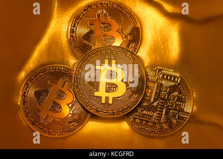 Bitcoin Gold Münzen auf einen goldenen Hintergrund Stockfoto