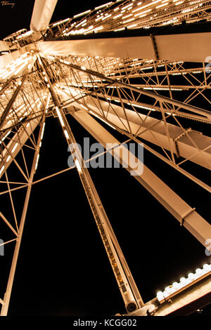 Ein Riesenrad bei Nacht. Stockfoto