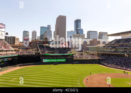 Minneapolis, Minnesota/USA - 15. September 2012: die Skyline von Minneapolis, als aus dem Feld Ziel gesehen. Stockfoto