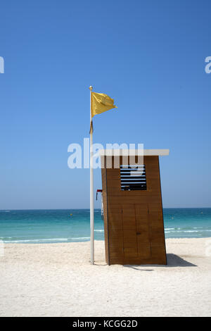 Lifeguard Station an einem einsamen Strand in Dubai, Vereinigte Arabische Emirate Stockfoto