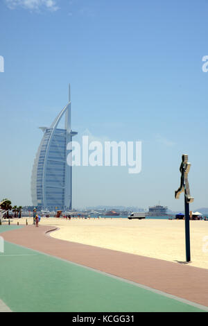 Laufstrecke entlang dem Meer in Dubai, Vereinigte Arabische Emirate, neben dem Burj al-Arab Luxus Hotel Stockfoto