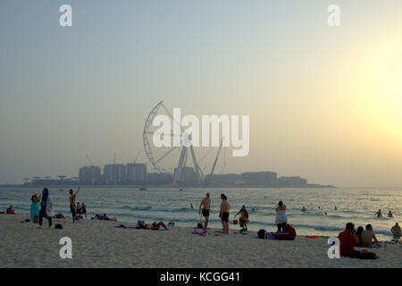 Blick von Jumeirah Beach, Dubai Eye (Ain Dubai) in bluewaters Insel im Bau Stockfoto