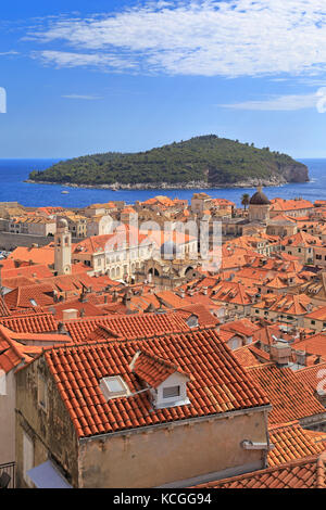 Dubrovnik Altstadt und weit entfernten Insel Lokrum von den Stadtmauern, Kroatien, UNESCO-Weltkulturerbe, Dalmatien, Dalmatinische Küste, Europa. Stockfoto