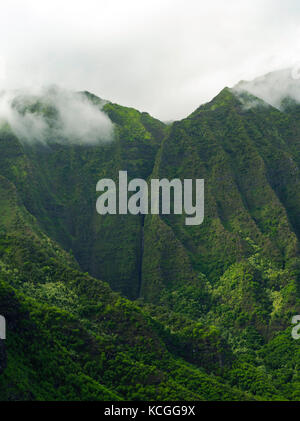 Luftaufnahme der Na Pali Küste, Kauai, an einem bewölkten Tag Hawaii. Stockfoto