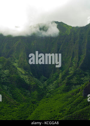 Luftaufnahme der Na Pali Küste, Kauai, an einem bewölkten Tag Hawaii. Stockfoto
