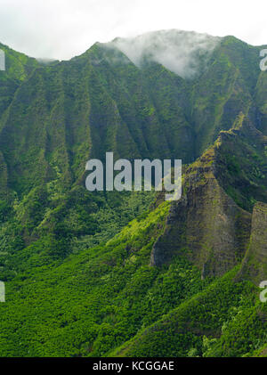 Luftaufnahme der Na Pali Küste, Kauai, an einem bewölkten Tag Hawaii. Stockfoto