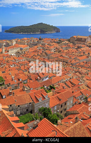 Dubrovnik Altstadt und weit entfernten Insel Lokrum von den Stadtmauern, Kroatien, UNESCO-Weltkulturerbe, Dalmatien, Dalmatinische Küste, Europa. Stockfoto