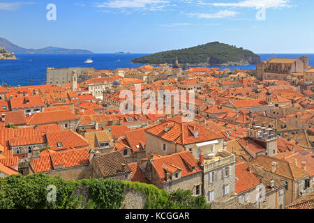 Dubrovnik Altstadt und weit entfernten Insel Lokrum von den Stadtmauern, Kroatien, UNESCO-Weltkulturerbe, Dalmatien, Dalmatinische Küste, Europa. Stockfoto